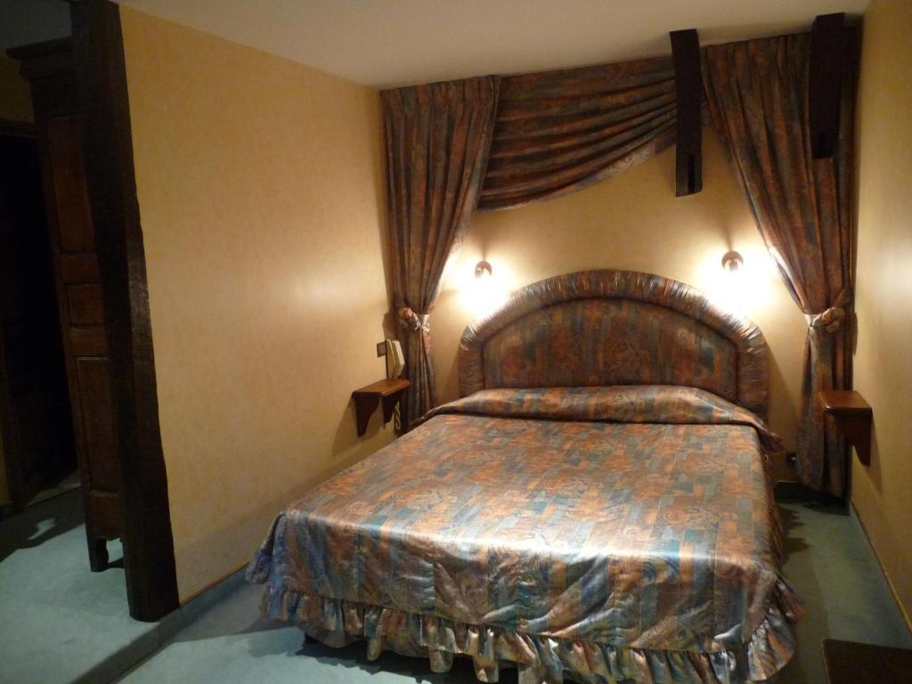 Hotel Sainte Foy Conques Room photo